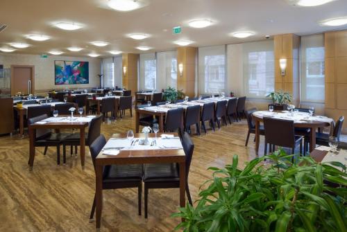 Un restaurante con mesas y sillas en una habitación. en Midtown Hotel, en Estambul