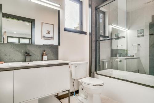 Ένα μπάνιο στο Luxury Modern Home on Golf Course with Game Room!