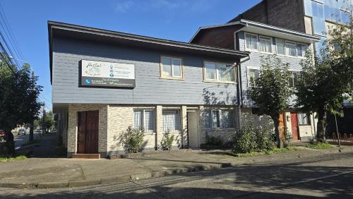 a building with a sign on the side of it at Hostal Las Heras in Temuco