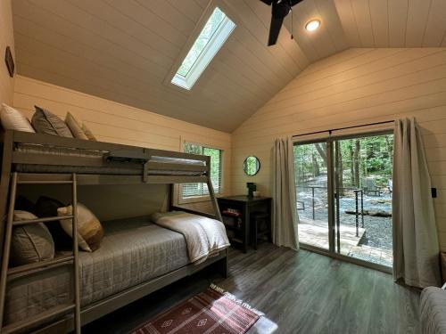 Ένα ή περισσότερα κρεβάτια σε δωμάτιο στο Family Glamping Cabin-Can't Bear to Leave at Valley Bear Farms Resort