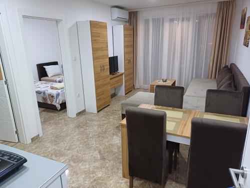 a living room with a table and a couch and a room at Prenoćište SILVER LUX Srebrno Jezero in Veliko Gradište