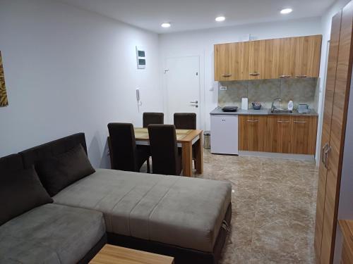 a living room with a couch and a table and a kitchen at Prenoćište SILVER LUX Srebrno Jezero in Veliko Gradište