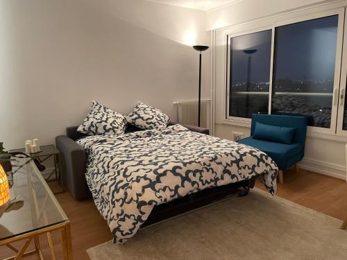 une chambre avec un lit, une chaise et une fenêtre dans l'établissement Studio cosy avec vue sur Paris, à Paris