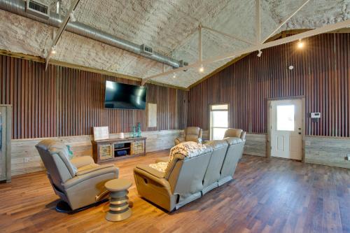 Gallery image of On Spacious Ranch Quiet Kaufman Studio Cabin! in Kaufman