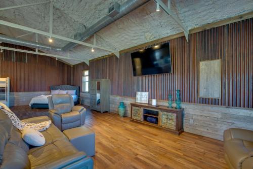 Gallery image of On Spacious Ranch Quiet Kaufman Studio Cabin! in Kaufman