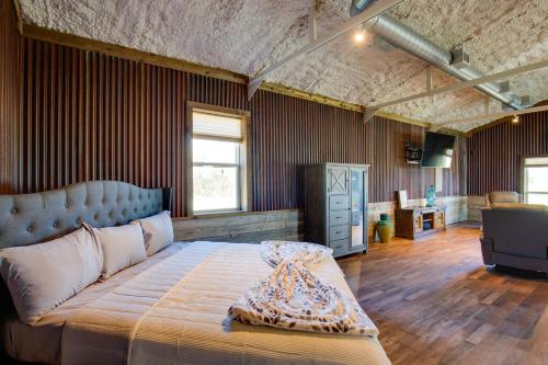 Gallery image of On Spacious Ranch Quiet Kaufman Studio Cabin! in Kaufman