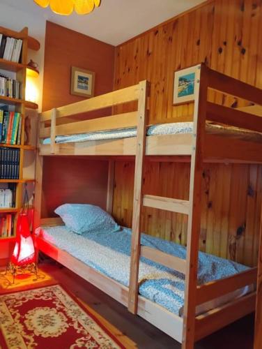 une chambre avec deux lits superposés dans une pièce dans l'établissement Villa Maite, quartier calme, piscine chauffée, à Andernos-les-Bains
