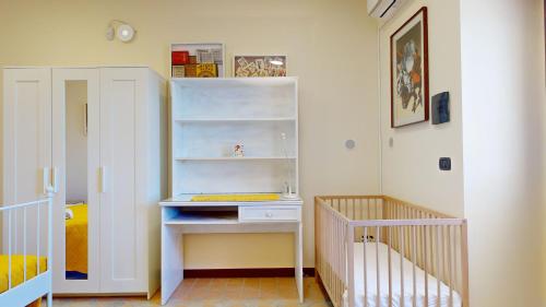 a small room with a desk and a shelf at Casal Trinacria in Santa Teresa di Riva