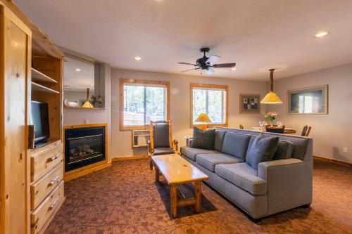 Χώρος καθιστικού στο Red Wolf Lodge at Olympic Valley