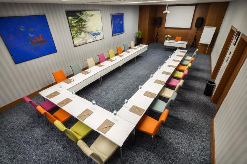 Zona business o sala de conferencias en Midtown Hotel
