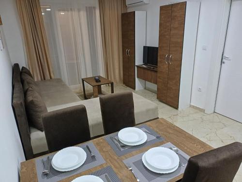 a living room with a table and a couch at Prenoćište SILVER LUX Srebrno Jezero in Veliko Gradište