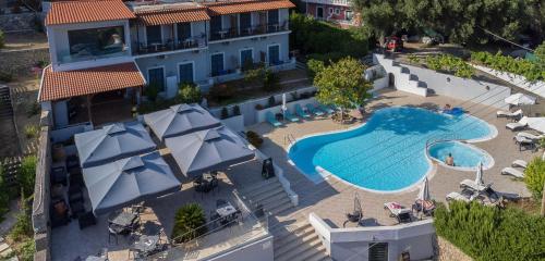 Πισίνα στο ή κοντά στο Irida Studios and Suite