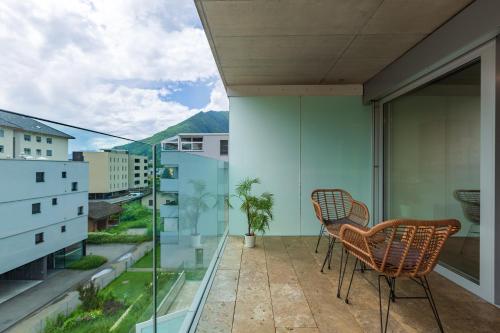 ベリンツォーナにあるOro - Modern for 4 guestsの市街の景色を望むバルコニー(椅子2脚付)