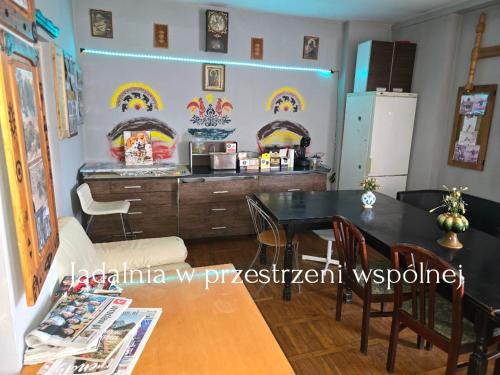 a living room with a table and a kitchen at Apartament Wilhelma II in Ząbkowice Śląskie