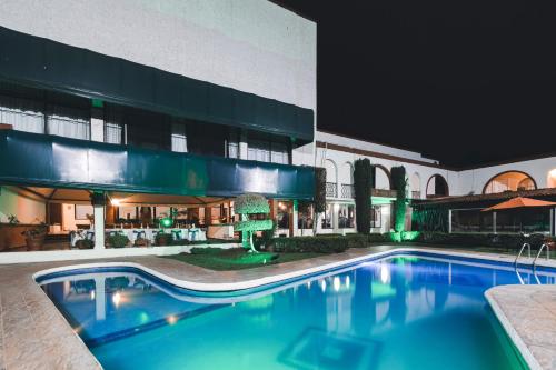 Πισίνα στο ή κοντά στο Hotel & Suites Villa del Sol