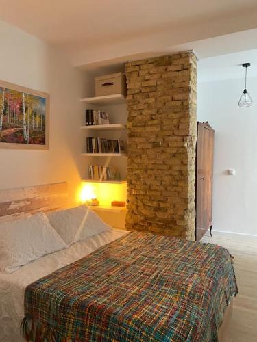 Postel nebo postele na pokoji v ubytování Cozy flat in Pamplona old town