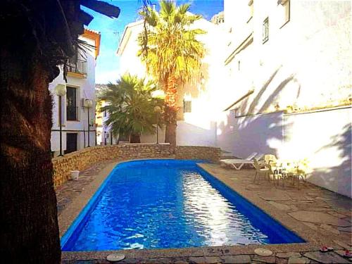 una piscina frente a un edificio en VUT Bajo Castillo, en La Iruela