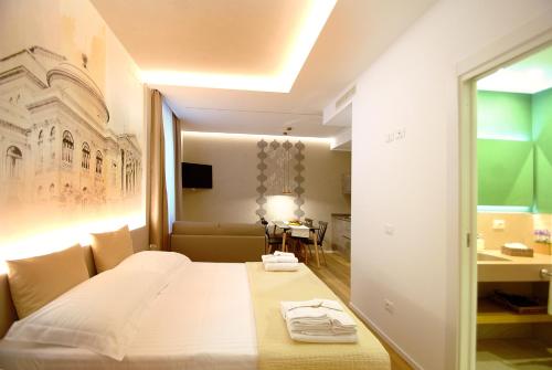 una camera d'albergo con un letto e una scrivania di BURNÌA Sicily Holiday House a Palermo