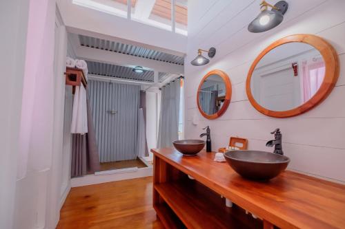 Ένα μπάνιο στο Aruna Resort & Villas