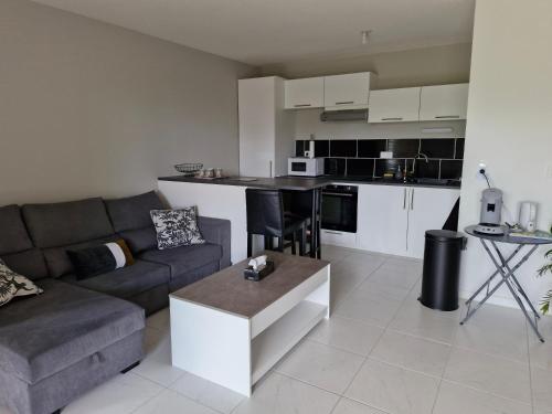 Gallery image of Appartement à Floirac avec 2 chambres, un parking privé, une terrasse, à 5 minutes en voiture de l'Arkéa Arena de Bordeaux in Floirac