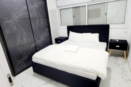 Katil atau katil-katil dalam bilik di Beautiful Apartment in Ramat Gan next to SHEBA Hospital