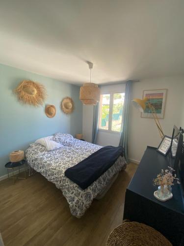 une chambre avec un lit, une table et une fenêtre dans l'établissement Villa MALOHA - avec Piscine proche de Cassis, à Roquefort-la-Bédoule