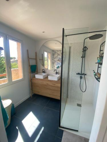 La salle de bains est pourvue d'une douche, de 2 lavabos et d'un miroir. dans l'établissement Villa MALOHA - avec Piscine proche de Cassis, à Roquefort-la-Bédoule