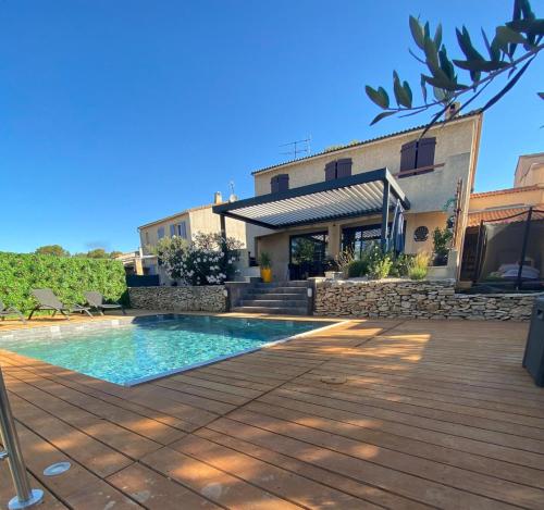 une piscine devant une maison dans l'établissement Villa MALOHA - avec Piscine proche de Cassis, à Roquefort-la-Bédoule