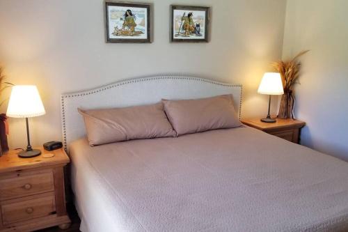 - une chambre avec un lit blanc et 2 lampes dans l'établissement White Squirrel Cottage, à Crawfordville