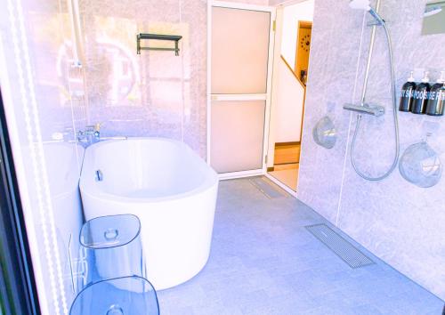 a bathroom with a white toilet and a shower at itotoi別邸-サウナ&プール&広々ドッグラン付きペットと泊まれる極上ヴィラ in Itoshima