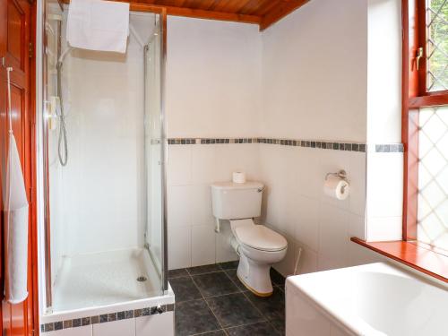 un baño con inodoro y ducha en Highwood Lodge, en Huddersfield