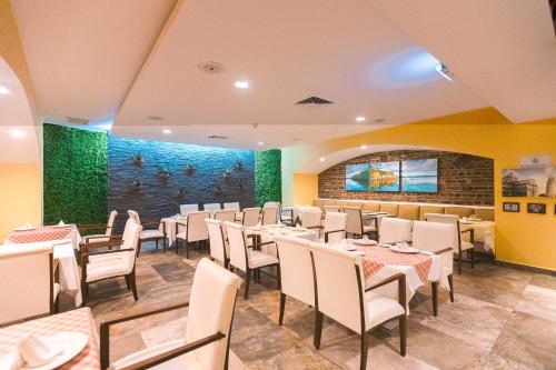 a dining room with tables and chairs and a large window at Azul Ixtapa Grand All Inclusive Suites - Spa & Convention Center in Ixtapa