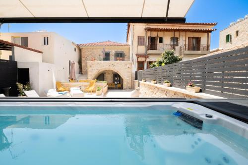 Bazén v ubytování Cardamilia Suites nebo v jeho okolí