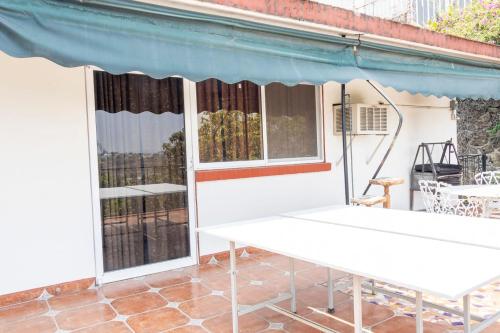 Balkón nebo terasa v ubytování Spacious Cuernavaca House 14 Guests Pool & Grill