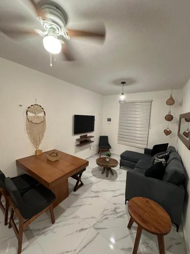 Μια τηλεόραση ή/και κέντρο ψυχαγωγίας στο Departamento en aldea tulum 2BDR