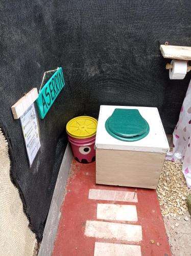 a box with a frisbee on it next to two buckets at Entre Guaduas Ecolodge Carpa confort 2 in Anolaima