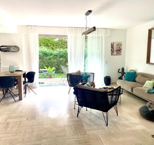 un salon avec un canapé et une table dans l'établissement Bel appartement Cap d Antibes avec terrasses et jardins, à Antibes