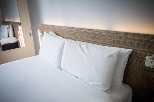 Ένα ή περισσότερα κρεβάτια σε δωμάτιο στο Travelodge Limerick