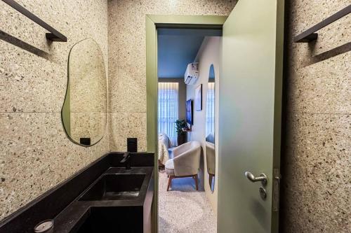 ein Badezimmer mit Waschbecken und Spiegel in der Unterkunft StudioCerrado By Haven in Brasilia