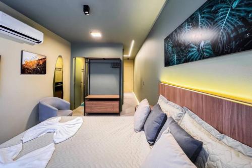 ein Schlafzimmer mit einem Bett mit einem großen Gemälde an der Wand in der Unterkunft StudioCerrado By Haven in Brasilia