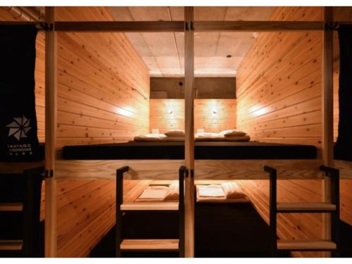 那覇市にあるSantiago Guesthouse Naha - Vacation STAY 86305vのサウナ(二段ベッド2組、テーブル付)