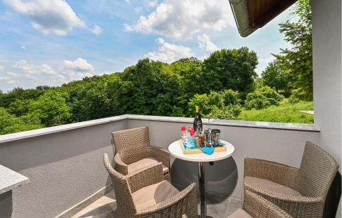a patio with a table and chairs on a balcony at Amazing Home In Jalzabet With Wifi in Jalžabet