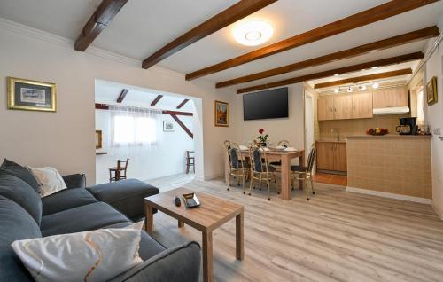 a living room with a couch and a table and a kitchen at Amazing Home In Jalzabet With Wifi in Jalžabet