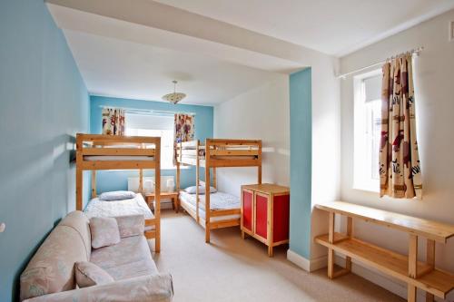 ein Wohnzimmer mit 2 Etagenbetten und einem Sofa in der Unterkunft Holiday Home York in York