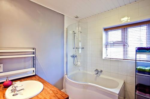 ein Badezimmer mit Badewanne und Waschbecken in der Unterkunft Holiday Home York in York