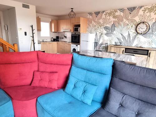 un salon avec un canapé et une cuisine dans l'établissement T4 climatisé à 2 min de la plage, parking privé, terrasse, pour 6 pers - Banyuls-sur-Mer - FR-1-309-359, à Banyuls-sur-Mer