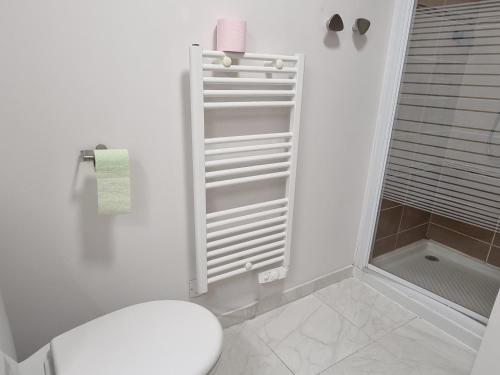 biała łazienka z toaletą i prysznicem w obiekcie T4 climatisé à 2 min de la plage, parking privé, terrasse, pour 6 pers - Banyuls-sur-Mer - FR-1-309-359 w mieście Banyuls-sur-Mer