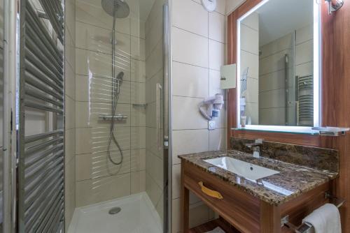 Ванная комната в Appart'Hotel Prestige Odalys Eden