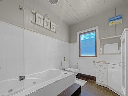 Ένα μπάνιο στο Oasis Coastal Stay