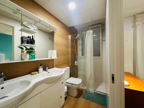 Koupelna v ubytování Mirador 1 del Mercado Central - habitacion con baño privado en el centro de la Ciudad Vella